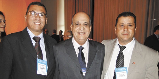 O prefeito Sidnei Rocha entre os vereadores Pastor Otávio Pinheiro e Josivaldo Bahia também no Anhembi em São Paulo